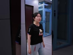 Geïnstalleerde hydraulische lift voor woningen met een schilderachtig glas